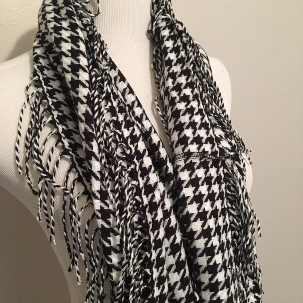 Houndstooth infinity scarf with fringe black white